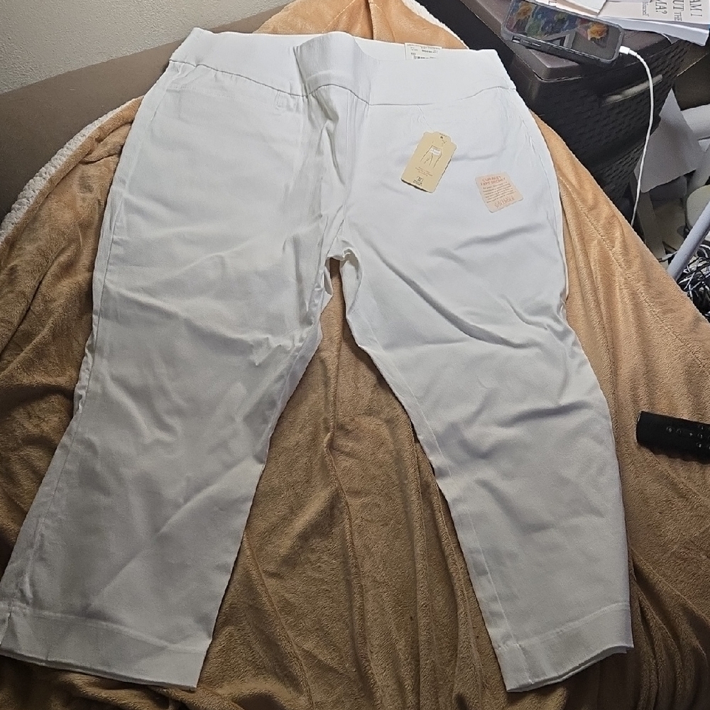 NWT St. John's Bay Wonen's Cream Chinos Capris